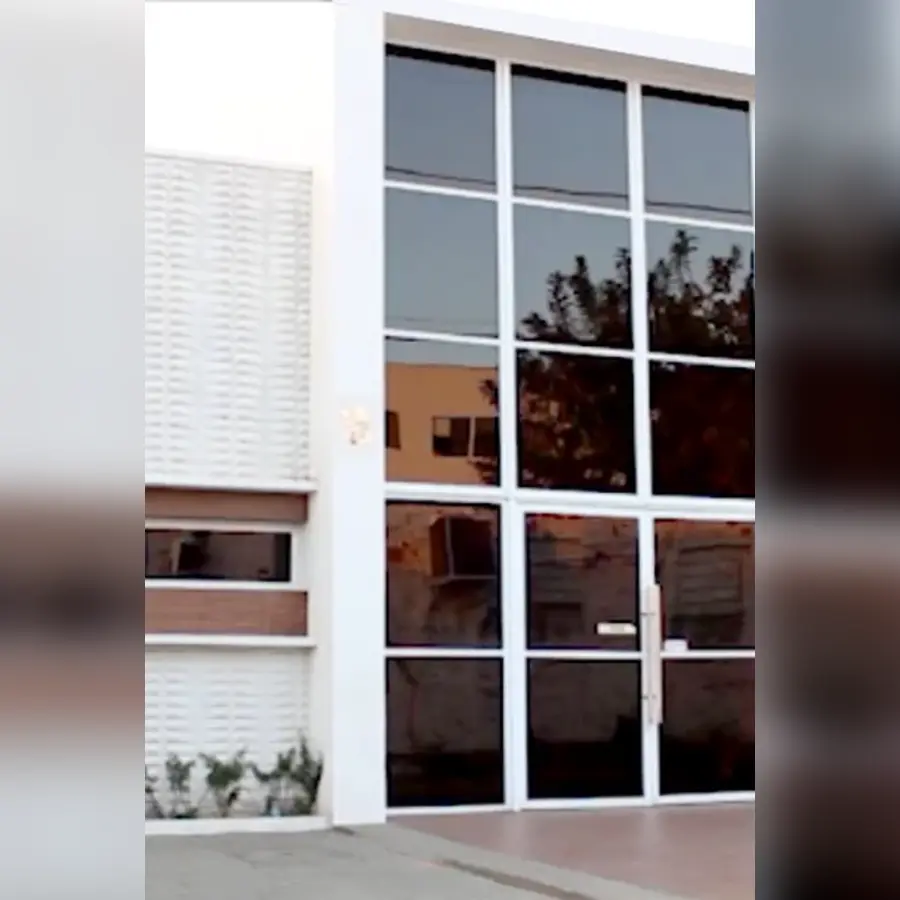 Fachada da Augustos Medicina Diagnóstica, com entrada em vidro e esquadrias brancas